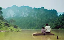 Xúc động tình phụ tử trong phim Cha cõng con