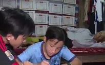 Cảm động cảnh cha nghèo nuôi hai con ăn học