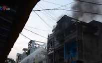 TP.HCM: Cháy lớn tại cửa hàng phụ tùng xe máy, cả khu phố náo loạn