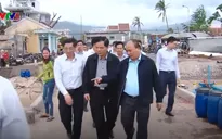 Thủ tướng Nguyễn Xuân Phúc thị sát những khu vực bị thiệt hại nặng do bão số 12