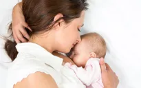 Trẻ được gì khi bú sữa mẹ