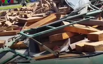 Thoát nạn hy hữu khi xe container lật