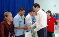 Chủ tịch nước thăm và tặng quà hộ nghèo, gia đình chính sách ở An Giang