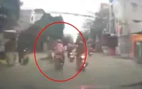 CLIP: Cô gái phóng xe vượt ẩu đâm văng 2 xe máy cùng chiều