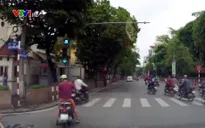Clip: Vượt đèn đỏ, thanh niên lái xe máy bị ô tô húc văng