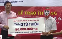 Khách hàng trúng xổ số ủng hộ chương trình "Cặp lá yêu thương"