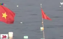 Ngư dân gắn lá cờ đỏ sao vàng trên phao lưới