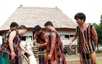 Người thầy thuốc xóa bỏ hủ tục lạc hậu của đồng bào Cơ Tu