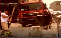 Bất cập khi dựng cọc bê tông giữa đường
