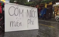 Những suất cơm nóng sưởi ấm lòng người vùng lũ