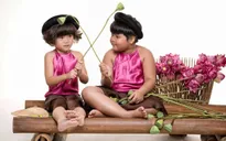 Con gái Thúy Nga đáng yêu khi chụp ảnh với sen