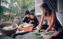Vợ chồng Khánh Thi, Phan Hiển rộn ràng gói bánh chưng ngày Tết