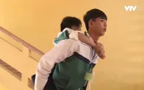 8 năm cõng bạn đến trường