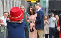 Công nương Kate khiêu vũ trên sân ga London