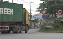 Xe container tung hoành trong giờ cấm