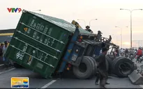 TP.HCM: Thùng container lật ngang cầu, giao thông tê liệt