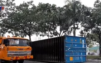 Xe container lật nhào dưới chân cầu Phú Mỹ, TP.HCM
