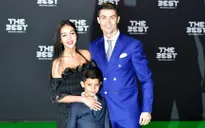 Ronaldo khoe tên con gái sắp chào đời