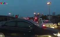 Ô tô sang đường vô ý thức gây ùn tắc giao thông