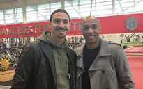 Huyền thoại Arsenal bất ngờ ghé thăm đại bản doanh của Man Utd