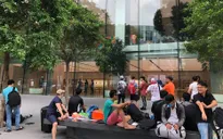 La liệt người "ăn trực nằm chờ" đón đợi iPhone X