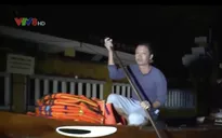 Người dân Hội An mưu sinh trong mưa lũ
