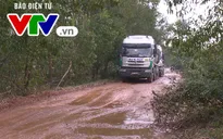 Thừa Thiên - Huế: Xe quá tải băm nát đường, dân bức xúc