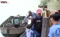Những chuyến ca nô đưa học sinh qua sông mùa lũ