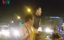 Tài xế xô xát cảnh sát giao thông sau khi xe tải lật giữa đường