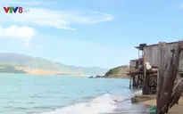 Nhà dân dọc biển Nha Trang bị đe dọa bởi sóng lớn