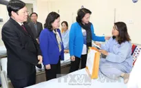 Chủ tịch Quốc hội thăm, tặng quà bệnh nhân Bệnh viện K
