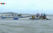 Cửa biển bồi lấp, nhiều tàu cá chưa thể rời cảng Đông Tác