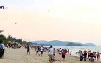 Hàng nghìn du khách về biển Cửa Lò dịp nghỉ lễ 30/4