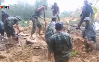 Quân khu 5 sát cánh cùng người dân chống lũ
