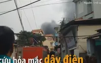 Xe cứu hỏa mắc “mạng nhện” dây điện khi chữa cháy xưởng đá