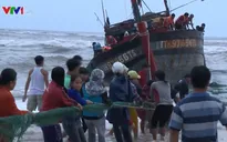 Nỗ lực cứu tàu cá chết máy, bị sóng đánh chìm