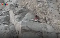 Nam thanh niên nghi "ngáo đá" cố thủ trên vách núi cao hàng trăm mét