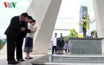 Dâng hương tại Khu di tích lịch sử Trung đoàn 52 Tây Tiến