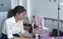 Nữ sinh đánh nhau bằng dao rọc giấy