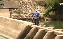 Nguy hiểm rình rập khi lưu thông qua đập tràn thủy lợi ở Bình Định