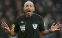Trọng tài tai tiếng Mike Dean bị đẩy xuống giải hạng hai