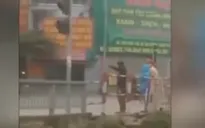 2 thanh niên vượt đèn đỏ bị CSGT phạt bằng "chiêu độc"