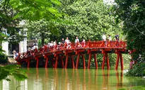 Cung cấp áo choàng miễn phí cho du khách tham quan đền Ngọc Sơn