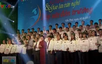 Chương trình 10 năm trao yêu thương cho em đến trường trao học bổng cho 264 sinh viên