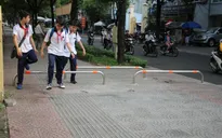 Nên hay không việc lắp đặt các barie trên vỉa hè