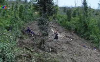 Quân đội hỗ trợ người dân di dời khỏi vùng nguy hiểm