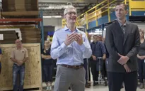 "Đuổi hình" bắt iPhone 8 qua… túi quần của CEO Apple