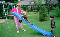 Hoàng tử William và Harry lần đầu chia sẻ những cảm xúc về mẹ