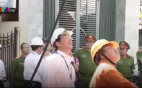 Đà Nẵng ra quân chỉnh trang cáp treo cột điện