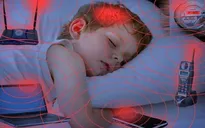 Đừng để trẻ em "ngủ chung" với điện thoại di động